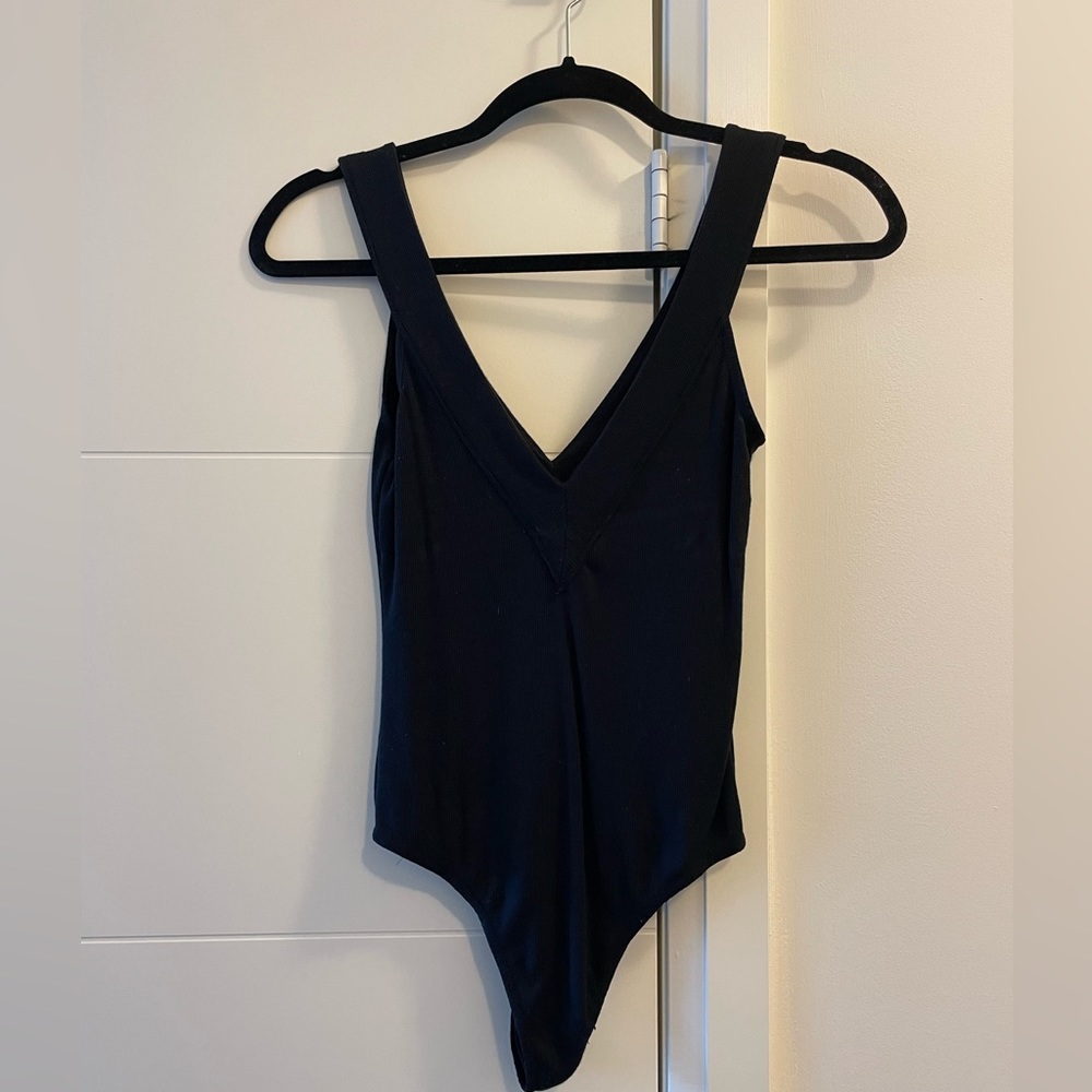 Aritzia Wilfred black deep V bodysuit Size S